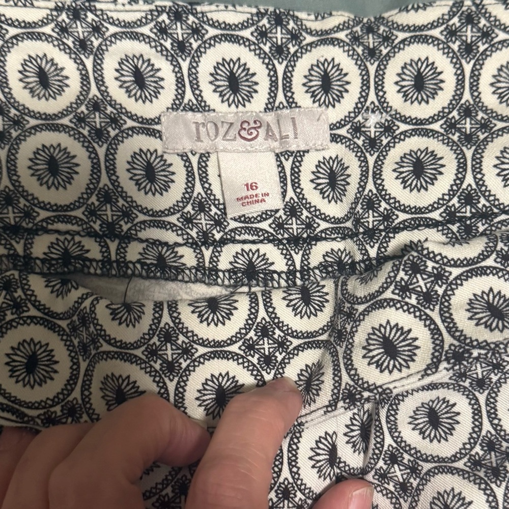 🤓Geometric Patterned Pants🤓 Size 16 - Picture 3 of 4